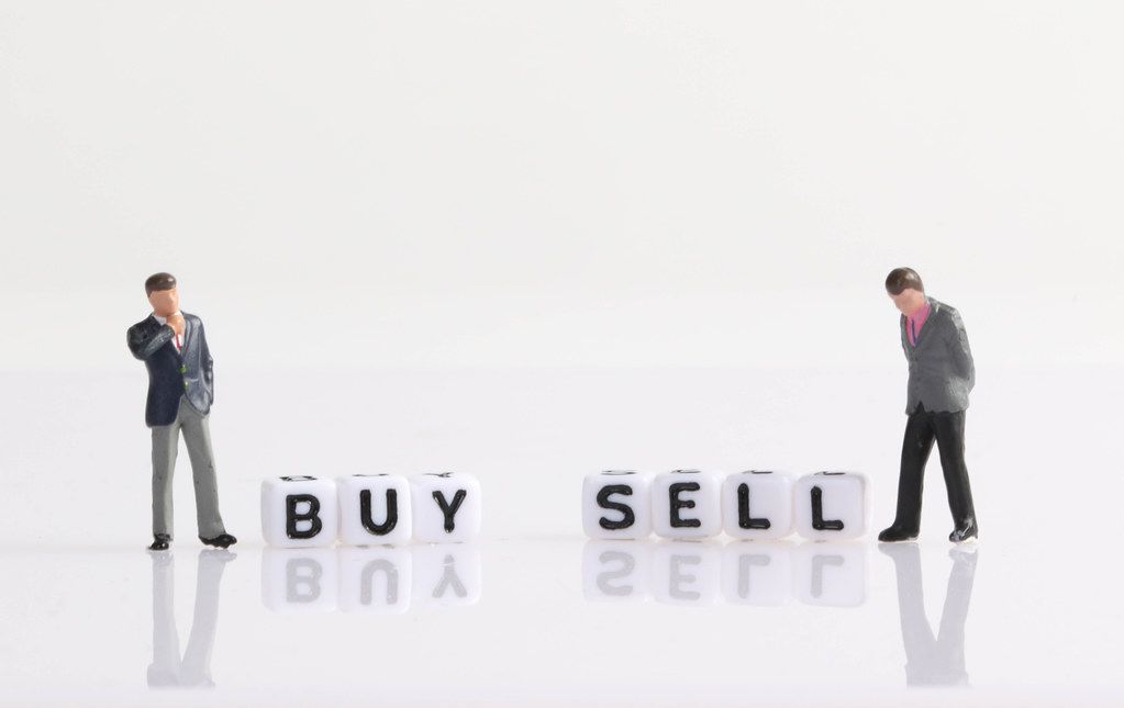 Businessman figure with Buy text - Creative Commons Bilder How to Sell Fine Jewellery Online Successfully